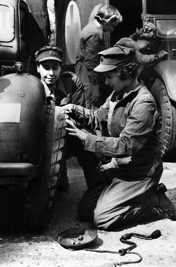 La princesse Elizabeth travaillant comme mécanicienne automobile vers la fin de la Seconde Guerre mondiale en 1945 La princesse Elizabeth travaillant comme mécanicienne automobile vers la fin de la Seconde Guerre mondiale en 1945