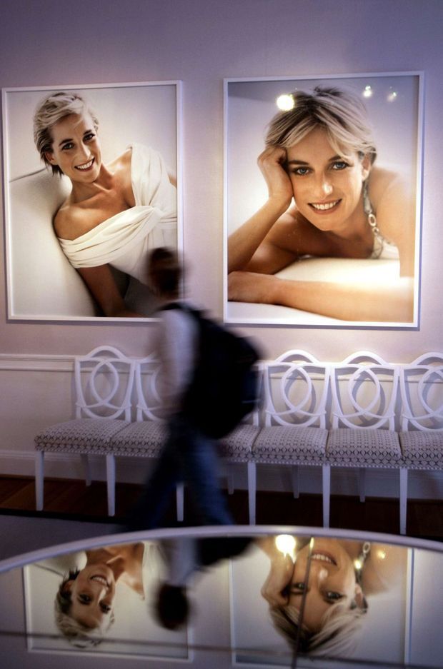 Portraits de Lady Diana par Mario Testino présentés lors d’une exposition à Kensington Palace à Londres, le 29 juin 2007 pour le 10e anniversaire de son décès Portraits de Lady Diana par Mario Testino présentés lors d’une exposition à Kensington Palace à Londres, le 29 juin 2007 pour le 10e anniversaire de son décès