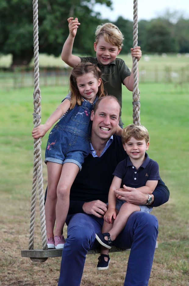 Le prince William avec ses enfants Louis, Charlotte et George, photo capturée par Kate en juin 2020 Le prince William avec ses enfants Louis, Charlotte et George, photo capturée par Kate en juin 2020