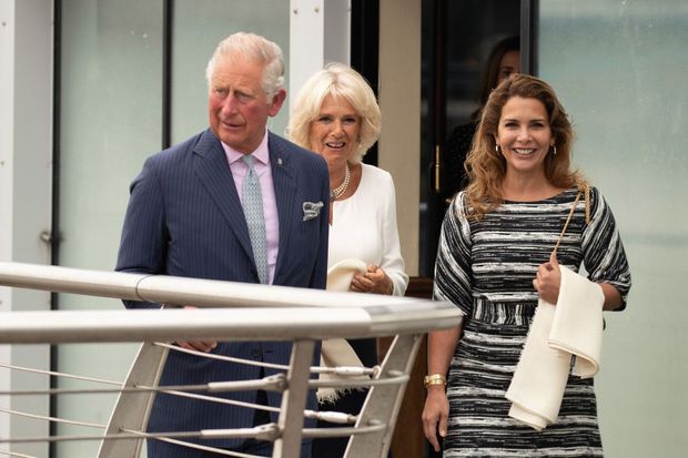 Sur le yacht « Maiden » avec le prince Charles et Camilla, en septembre 2018. Dans le cadre d’une campagne pour l’éducation des filles, la princesse Haya finance le tour du globe du navire.