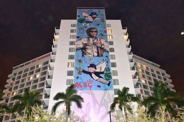 Vue de l’œuvre éphémère signée par Alec Monopoly, à découvrir sur la façade du Mondrian de l’hôtel Mondrian South Beach.