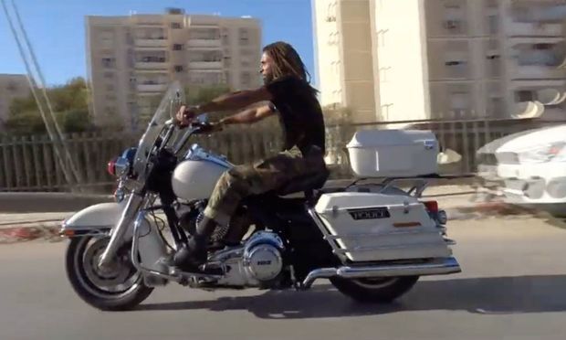 Le démineur de Benghazi Tarek Saiti profite des dernières heures de liberté sur sa moto, ici pendant l'été 2016, avant de mourir au combat face à Daech