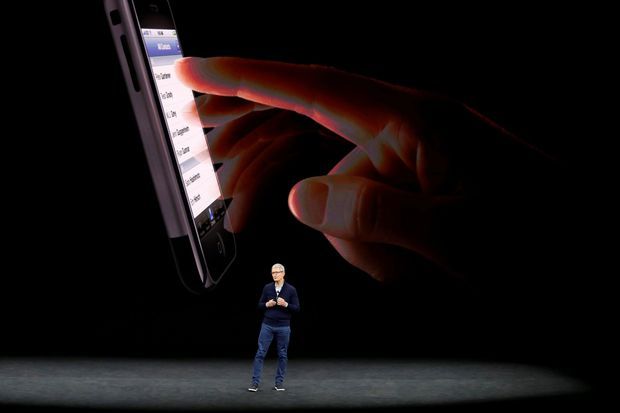Tim Cook, patron d'Apple, présente l'iPhone 8, le 12 septembre.