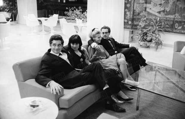 Agnès Varda et Jacques Demy, aux côtés de Michel Legrand et de son épouse Christine, au 17ème Festival de Cannes, en 1964. Le film du réalisateur, "Les parapluies de Cherbourg", remportera la Palme d'or.