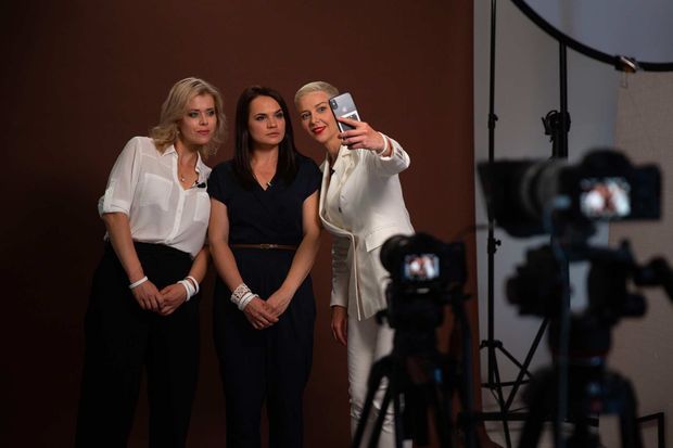 Veronika Tsepkala, Svetlana Tikhanovskaïa et Maria Kolesnikova, en août 2020. Veronika Tsepkala, Svetlana Tikhanovskaïa et Maria Kolesnikova, en août 2020.