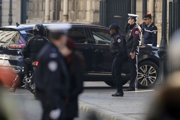 Une Renault Espace transportant Manuel Valls arrive à l'Elysée, lundi à la mi-journée.
