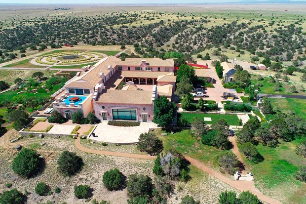 Le Zorro Ranch, au Nouveau-Mexique, aurait dû servir de centre d'insémination, selon les projets de Jeffrey Epstein. Le Zorro Ranch, au Nouveau-Mexique, aurait dû servir de centre d'insémination, selon les projets de Jeffrey Epstein.