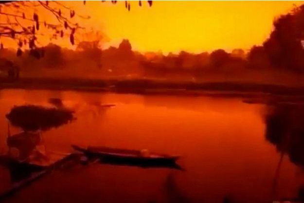 De gigantesques incendies embrasent le ciel — Indonésie De gigantesques incendies embrasent le ciel — Indonésie