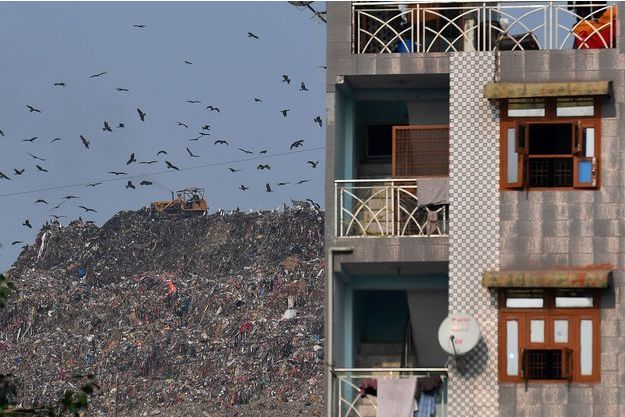 Montagne Dechet Inde L Enfer De New Delhi Et Sa Montagne De Dechets La Plus Grande Du Monde