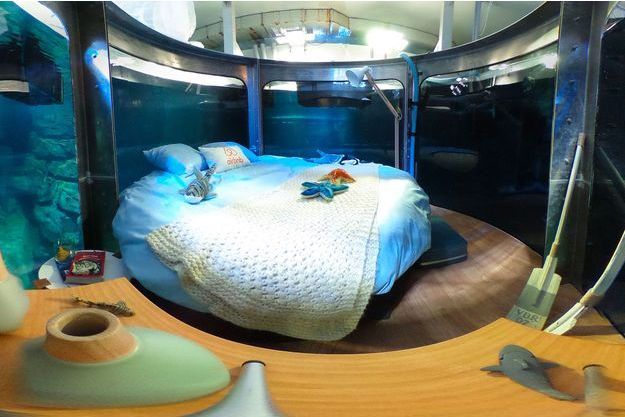 Ils Ont Dormi Dans Une Chambre Entouree De Requins