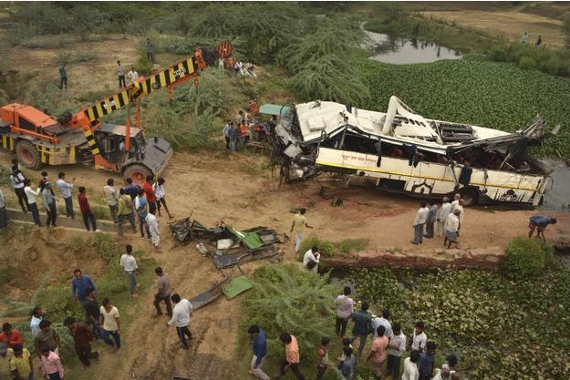 Un accident de bus fait au moins 29 morts en Inde Un accident de bus fait au moins 29 morts en Inde