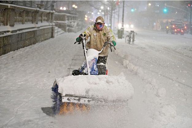 Les New Yorkais Bravent La Premiere Tempete De Neige De L Annee