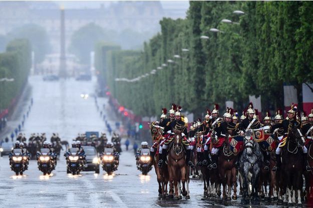 8 Mai Un Hommage Sous L Averse Pour Le President Macron