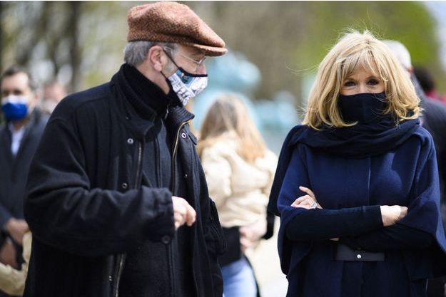 Brigitte Macron Decouvre Avec Nemo Les Chats Geants De Geluck