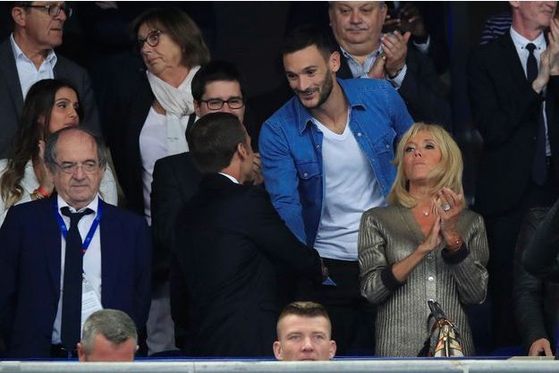 Emmanuel Et Brigitte Macron Au Stade De France Pour Feter Les Bleus