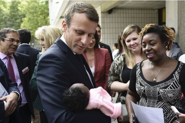 Emmanuel Et Brigitte Macron Aupres Des Enfants Malades