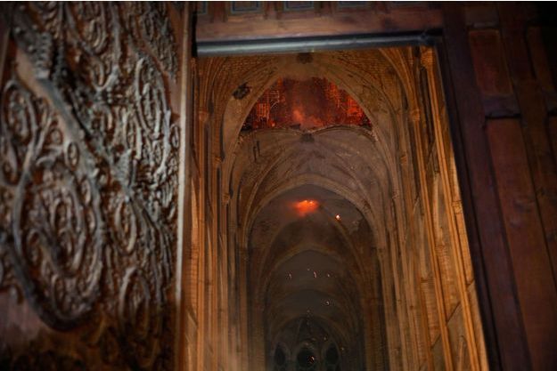 A L Interieur De Notre Dame Devastee