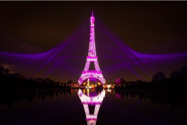 Cancer Du Sein La Tour Eiffel Se Pare De Rose En Presence D Anne Hidalgo Et Anne Gravoin