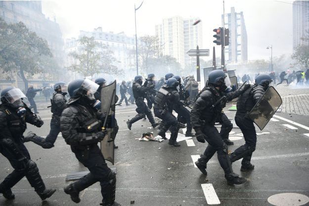Gilets Jaunes Voitures Incendiées Jets De Pavés Et Feux