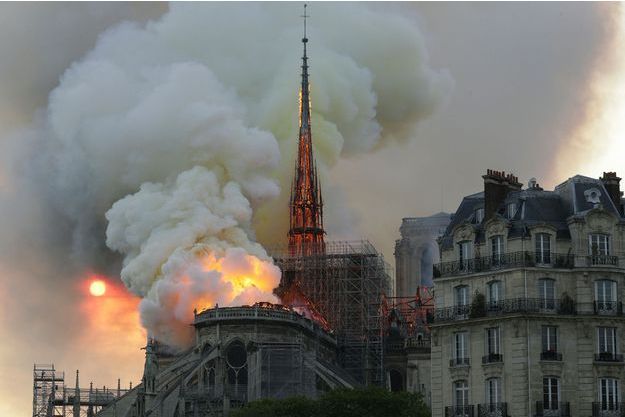 Notre Dame De Paris Quand La Fleche Disparait Dans Le Brasier