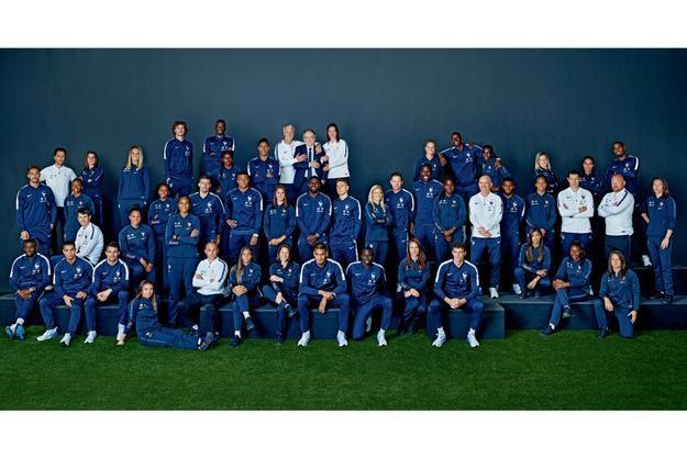 Les Bleus derrière l'équipe de France féminine de football