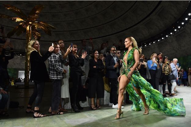 Jennifer Lopez 20 Ans Apres Toujours Aussi Affolante Dans Sa Jungle Dress