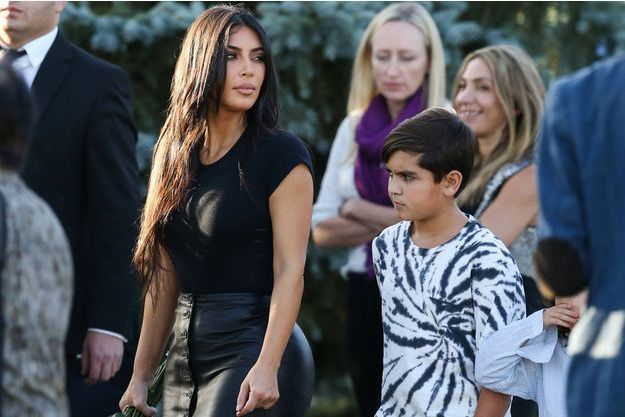 Kim Kardashian Entre Bains De Foule Et Selfies En Armenie