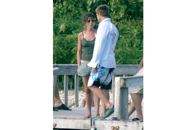 Les Dernieres Vacances En Couple De Jennifer Aniston Et Brad Pitt Pitt then told esquire in 2013 that about a decade ago, after spending his life as the kind of guy who can't after living through almost an entire year being burned by headlines that their breakup was imminent, aniston and pitt went to anguilla for new. couple de jennifer aniston et brad pitt