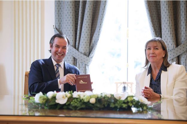 La Princesse Stephanie De Luxembourg Radieuse Pour Quitter La Maternite Avec Son Bebe