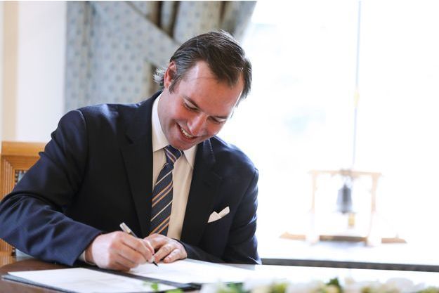 La Princesse Stephanie De Luxembourg Radieuse Pour Quitter La Maternite Avec Son Bebe