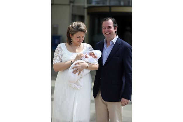 La Princesse Stephanie De Luxembourg Radieuse Pour Quitter La Maternite Avec Son Bebe