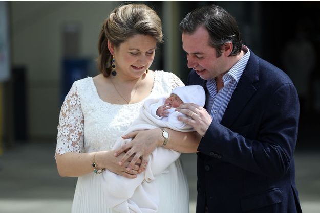 La Princesse Stephanie De Luxembourg Radieuse Pour Quitter La Maternite Avec Son Bebe
