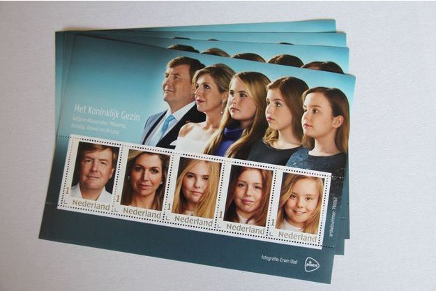 Maxima-Willem-Alexander-et-leurs-filles-version-timbres.jpg