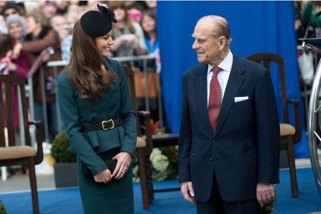 Kate-Middleton-et-le-prince-Philip-lors-d-une-visite-a-Leicester-en-mars-2012.jpg