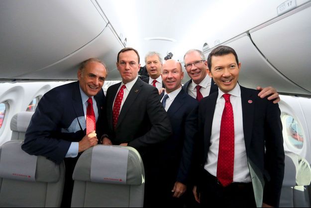 Benjamin Smith (à dr.) avec des dirigeants d'Air Canada et de Bombardier, en février 2016.