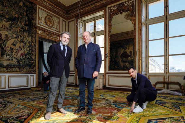 À l’hôtel de la Marine. De g. à dr. : Michel Charrière, l’un de ses décorateurs, le DG de Codimat, Pascal Pouliquen, et son bras droit, Julien Baruzzo, sur un tapis reproduisant à l’identique celui qui fut commandé par Louis XIV pour la Grande Galerie de Versailles.