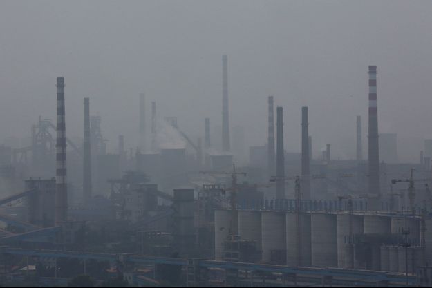 Le smog enveloppe la ville d'Anshan, en Chine, en juin dernier. La lutte contre la pollution atmosphérique pourrait générer de fortes économies de dépenses de santé.