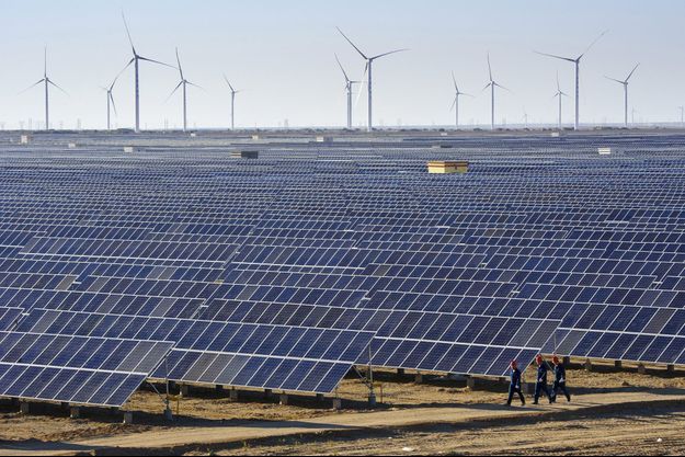 Des panneaux solaires et des éoliennes installés dans le Xinjiang, en Chine.