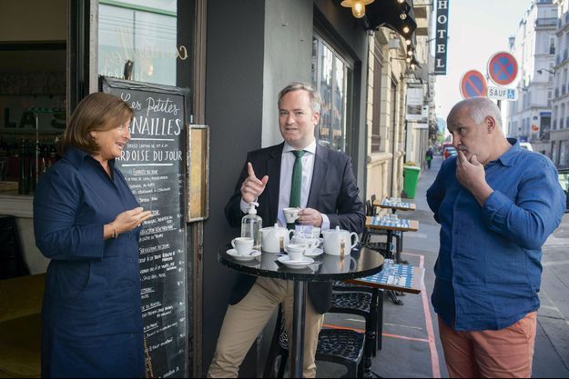 Le patron de restaurant Farid Saïdi, avec le secrétaire d’Etat Jean-Baptiste Lemoyne et Valérie Boned, des Entreprises du voyage. 