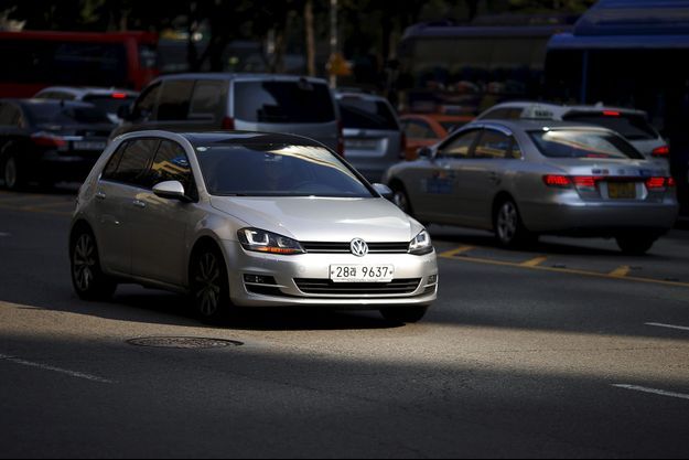Une Volkswagen Golf, dans les rues de Séoul. La Corée du Sud a annoncé des contrôles sur les voitures diesel du groupe VW.