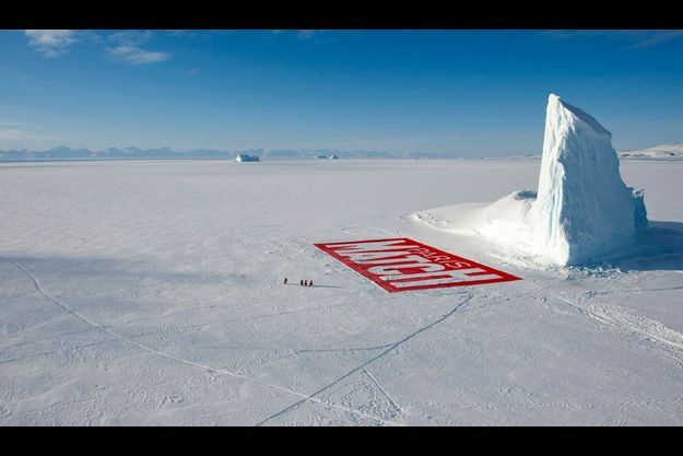  Au pied de cet iceberg... L’équipe de Match souhaite longue vie aux glaces du Groenland. Il a fallu huit jours à Romain Clergeat, Matthias Petit, Jérôme Huffer et Julien Pfyffer, photographiés depuis un hélicoptère par Philippe Petit, pour peindre sur la banquise ce cartouche de 70 mètres sur 36. C’est une peinture biodégradable et sans solvant.