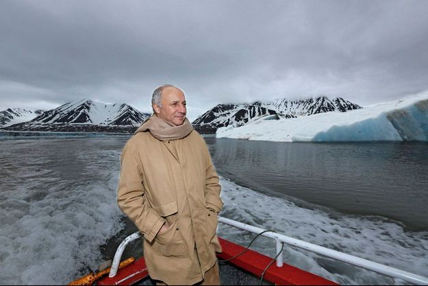 Le ministre, embarqué sur « Leiden », un bateau de la base franco-allemande de Ny-Alesund, pour constater la fonte des glaces sur l’océan Arctique, le 4 juillet.