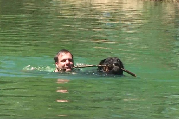 Rémi Gaillard et son chien, Tilay. Image extraite de la vidéo « Dog ».