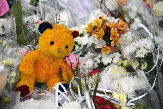 Des fleurs et des peluches déposées à Lorient en hommage des deux enfants renversés par une voiture. 