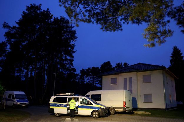 Des véhicules de police devant le pavillon où ont été découverts les corps, à Königs Wusterhausen.