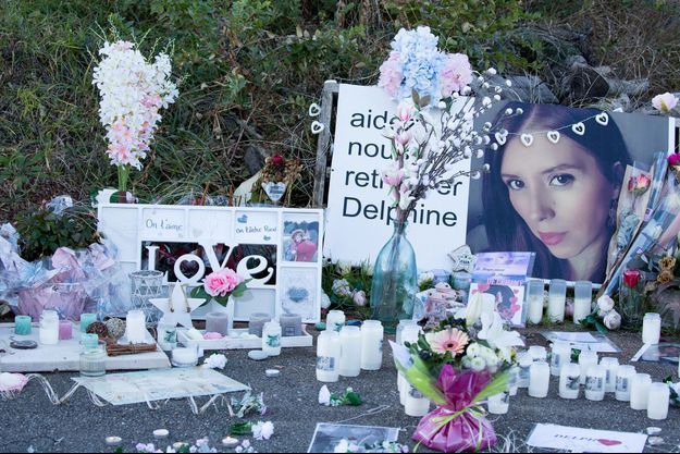 Des hommages à Delphine Jubillar devant la maison du couple. 