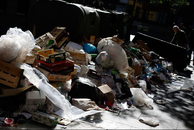 Espagne Un Bebe Sauve Apres Avoir Ete Jete Dans Une Poubelle