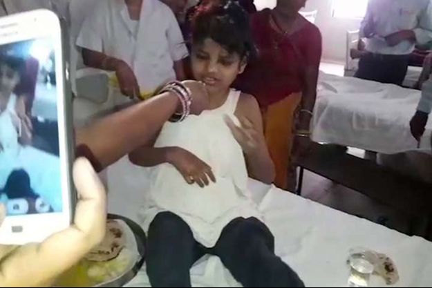 La fillette retrouvée au milieu des singes à l'hôpital de Bahraich. 