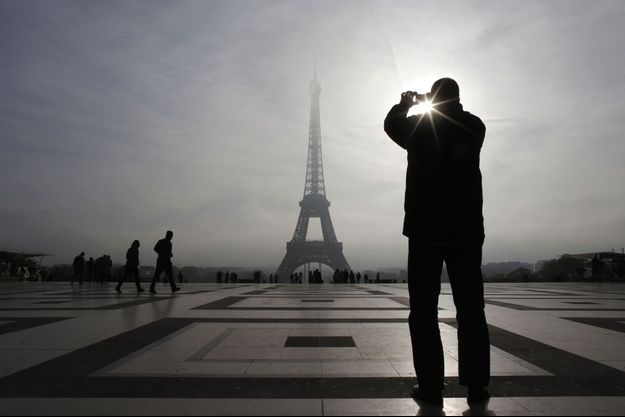 La tour Eiffel vue du Trocadéro à Paris. (Image d'illustration)