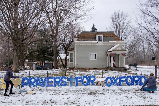 Une banderole est déployée en hommage aux victimes de la fusillade d'Oxford, dans le Michigan.